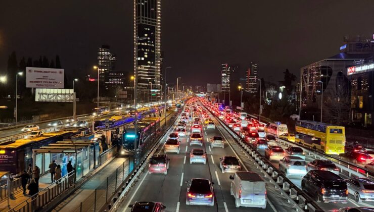 İstanbul'da trafik kilitlendi: Yoğunluk yüzde 85'i buldu