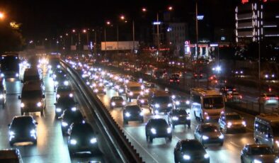 İstanbul'da zifiri karanlıkta iş başı trafiği! Yoğunluk yüzde 60'ı aştı