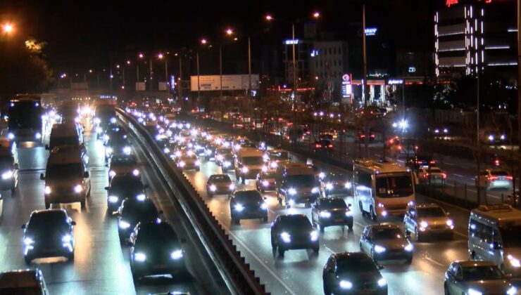 İstanbul'da zifiri karanlıkta iş başı trafiği! Yoğunluk yüzde 60'ı aştı