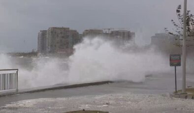 İstanbul'un lodos kıyameti! Tekneler battı, çatılar uçtu, sokakta kimse yürüyemiyor