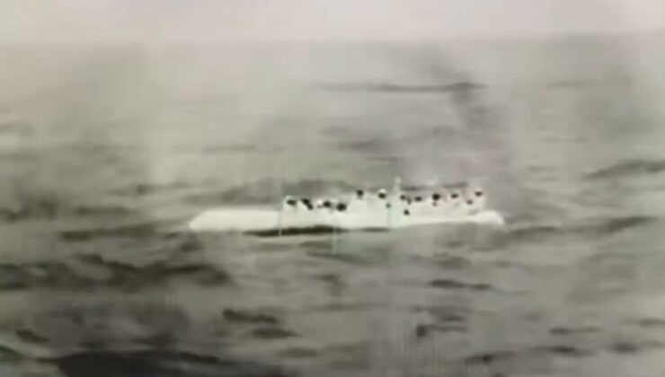 İzmir Dikili'de göçmen botu yarı batık halde bulundu