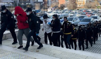 İzmir'de fuhuş operasyonu: 8 tutuklama