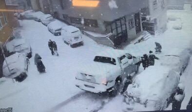 Kağıthane'de faciaya ramak kaldı! Yokuştan kayan kamyonet çocuklara çarptı