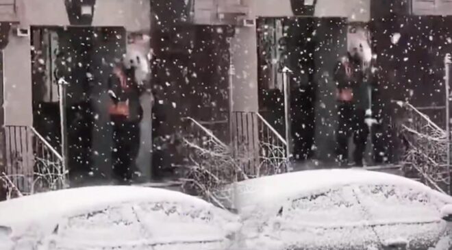 Kar altında kuryenin getirdiği sipariş olay oldu! Sosyal medyada tepki yağdı