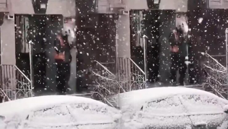 Kar altında kuryenin getirdiği sipariş olay oldu! Sosyal medyada tepki yağdı