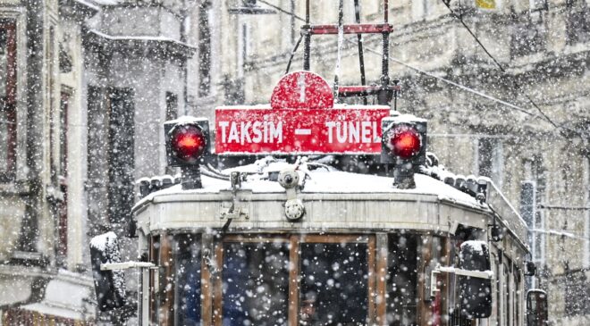 Kar coşkusu Taksim'e de uğradı! Ortaya bu manzara çıktı
