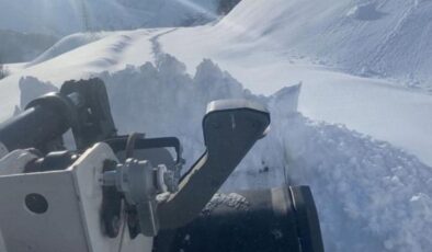 Kar kalınlığı 2 metreyi aştı, 27 köy yolu kapalı