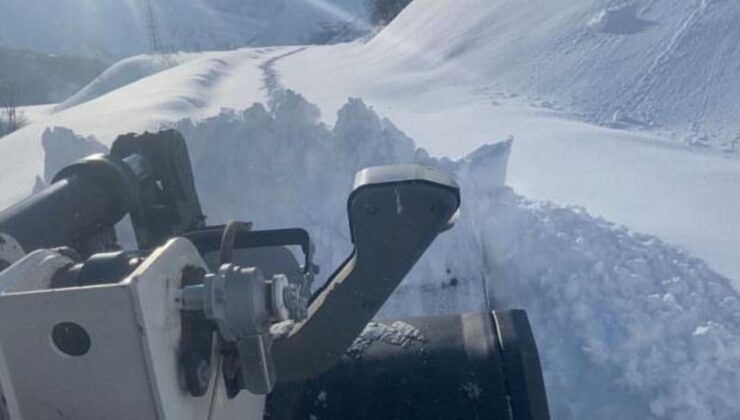 Kar kalınlığı 2 metreyi aştı, 27 köy yolu kapalı