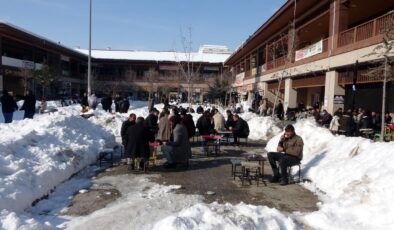 Kar kütlelerinin arasında masa kurup, çay içtiler