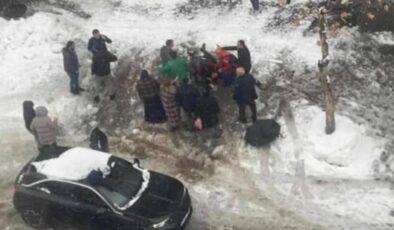 Kar kütlesinin altında kalan kadın hayatını kaybetti