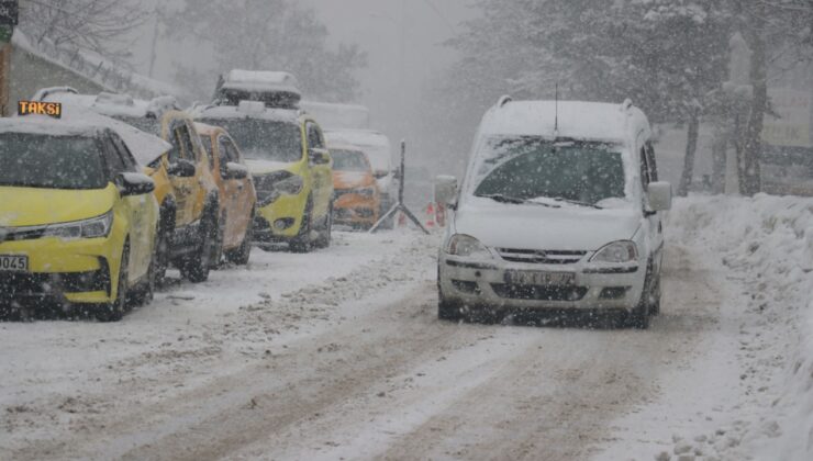 Kar ve çığ tehlikesi yolları trafiğe kapattı
