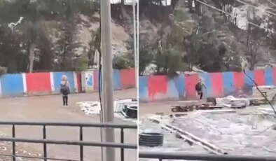 Kar yağarken İstiklal Marşı’na saygı duruşunda bulunan minik, gönülleri fethetti