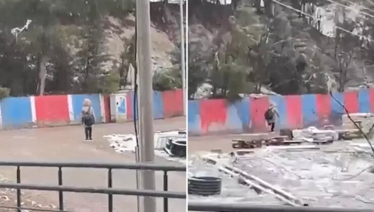 Kar yağarken İstiklal Marşı’na saygı duruşunda bulunan minik, gönülleri fethetti