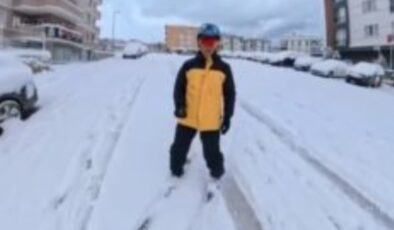 Kar yağışı durmadı o da geç kalmak istemedi: İşe kayakla gitti