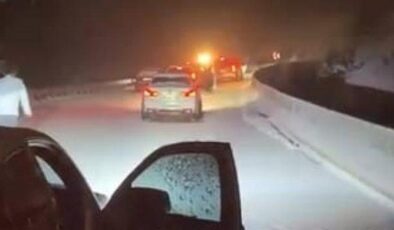 Kar yağışı yolu kapattı! 20 araç mahsur kaldı