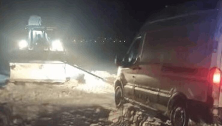 Kara saplanan ambulans, ekiplerin müdahalesi ile kurtarıldı
