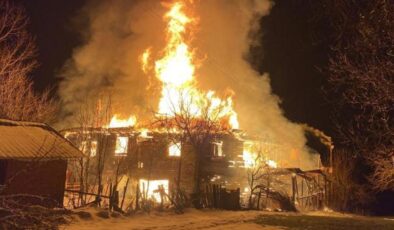 Karabük’te 2 katlı ahşap ev yandı