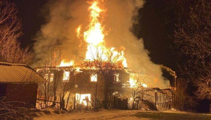 Karabük’te 2 katlı ahşap ev yandı