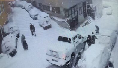 Karda kayan kamyonet çocuklara çarptı: O anlar kamerada