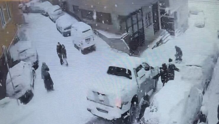 Karda kayan kamyonet çocuklara çarptı: O anlar kamerada