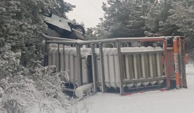 KARGAZ doğalgaz tırı devrildi: Sızıntı sebebiyle yol trafiğe kapatıldı