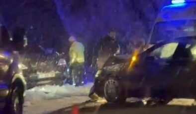 Karlı yolda kayan otomobil karşı şeritten gelen araçla çarpıştı: 6 yaralı