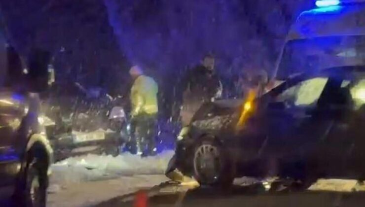 Karlı yolda kayan otomobil karşı şeritten gelen araçla çarpıştı: 6 yaralı