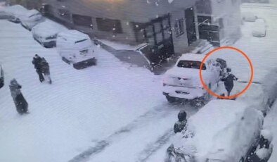 Karlı yolda kontrolden çıkan kamyonet 2 çocuğa çarptı