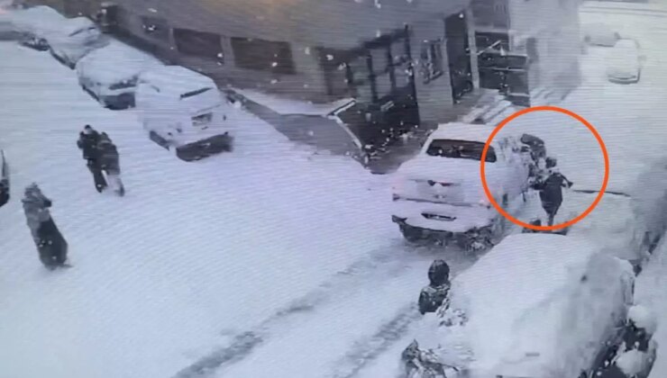 Karlı yolda kontrolden çıkan kamyonet 2 çocuğa çarptı