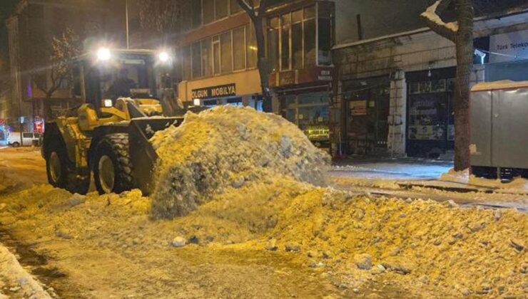 Kars’ta 500 kamyon kar şehir dışına taşındı
