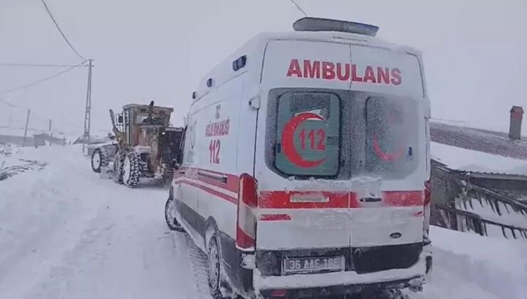 Kars'ta bir ambulans kara saplandı, zor kurtarıldı