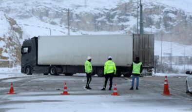 Kayseri-Malatya yolu ulaşıma kapatıldı
