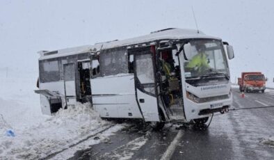 Kayseri’de cenazeye gidenleri taşıyan midibüs devrildi: Çok sayıda yaralı var!