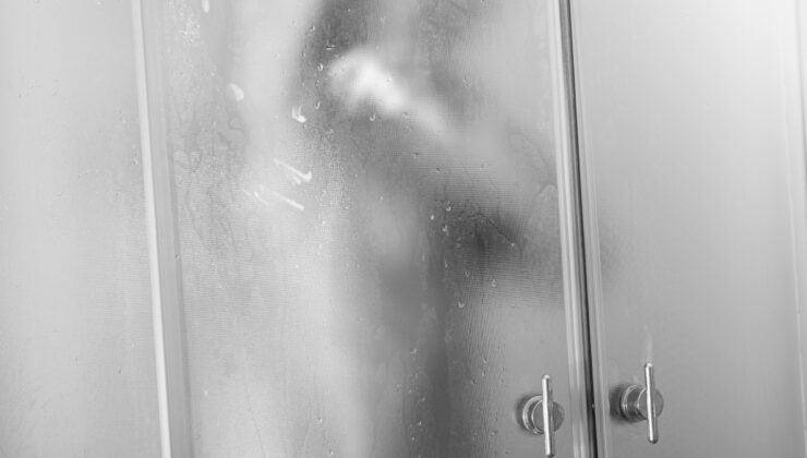 Kendisinden 14 yaş küçük erkek arkadaşını banyoda bıçaklayarak öldürdü