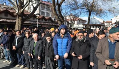 Konya’da vatandaşlar Ebu Ubeyde ve Gazze şehitleri için saf tuttu