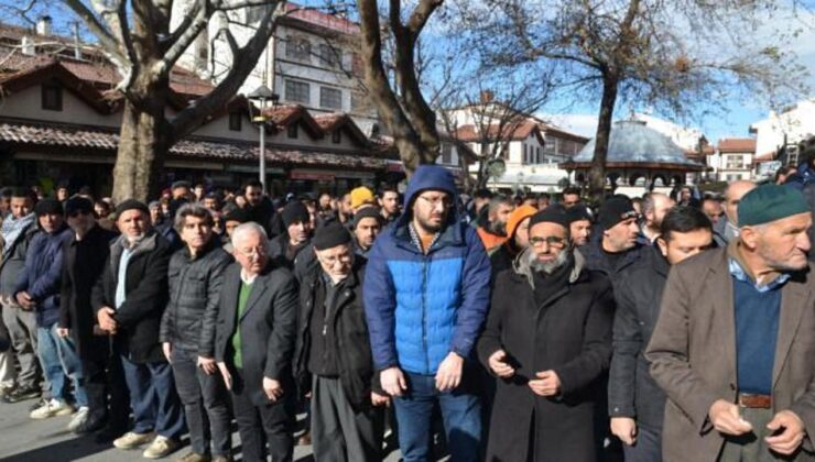 Konya’da vatandaşlar Ebu Ubeyde ve Gazze şehitleri için saf tuttu