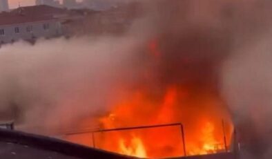 Küçükçekmece’de 3 katlı binada yangın