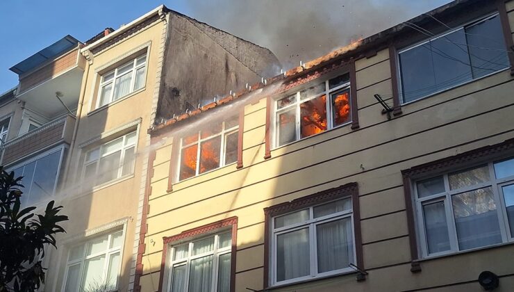Küçükçekmece’de 4 katlı binada yangın: Alevler çatıya sıçradı