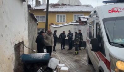 Kütahya’da 2 katlı kerpiç ev çöktü; 1 yaralı