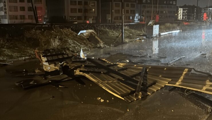 Kütahya’da kuvvetli rüzgar nedeniye evin çatısı uçtu, ağaçlar devrildi
