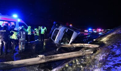 Kuzey Çevre Otoyolu'nda servis minibüsü devrildi, 11 kişi yaralandı