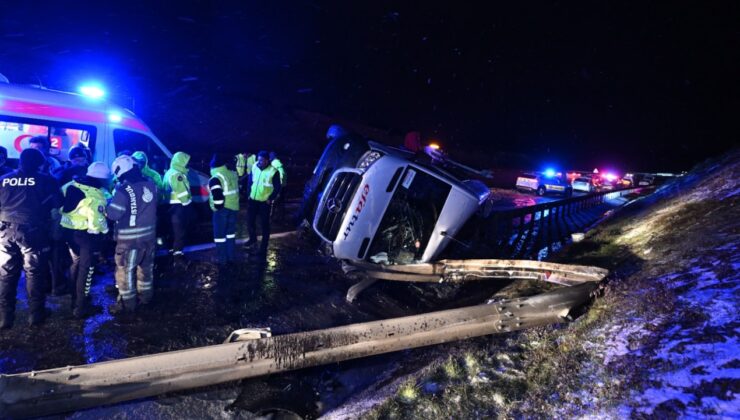 Kuzey Çevre Otoyolu'nda servis minibüsü devrildi, 11 kişi yaralandı