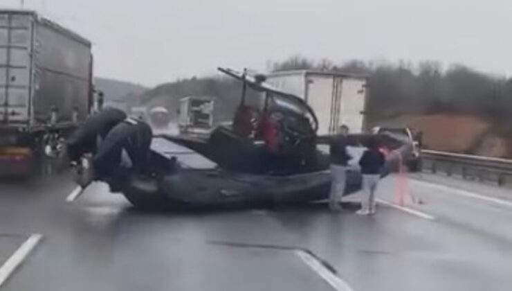 Kuzey Marmara Otoyolu'nda ilginç kaza: Kamyonetin çektiği tekne yola düştü