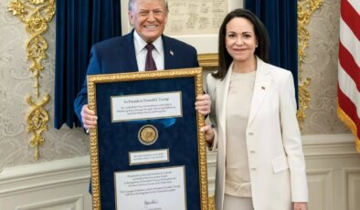 Machado kendisine verilen Nobel Barış ödülünü Trump’a sundu