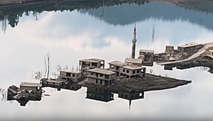 Mahalle baraj sularına gömüldü, geriye bu evler kaldı! İlçenin simgesi oldu