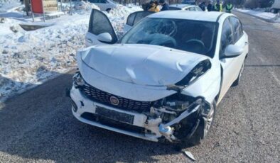 Malatya’da iki otomobil çarpıştı: 3 yaralı
