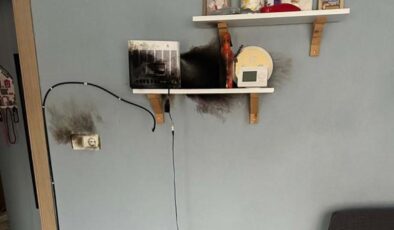 Manisa’da 3 eve yıldırım düştü