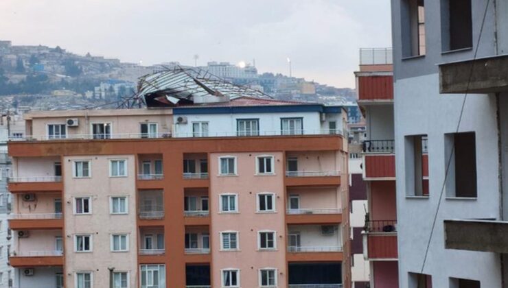 Mardin'de kuvvetli rüzgar çatıyı uçurdu