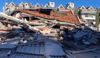 Marmaris'te tadilattaki 5 katlı apart otel çöktü