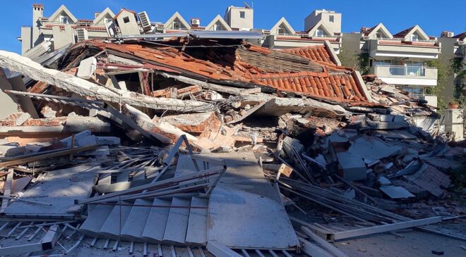 Marmaris'te tadilattaki 5 katlı apart otel çöktü